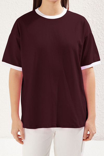 Trendyol Collection Weinrot*001 – Übergroßes T-Shirt aus 100 % Baumwolle mit kontrastierendem Kragen und Streifendetail TWOSS24TS00052