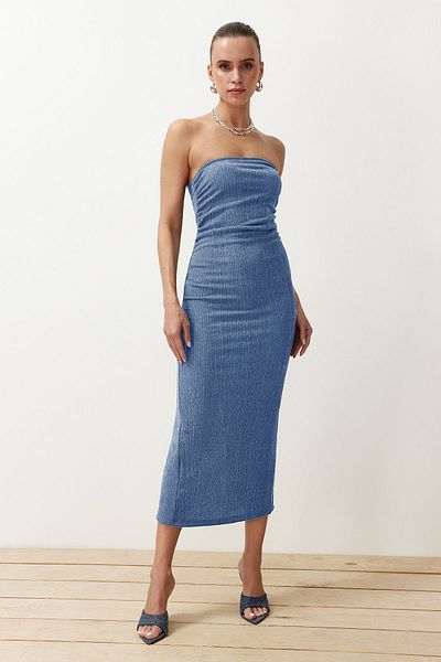 Trendyol Collection Blaues, trägerloses, gerafftes, tailliertes Midi-Bleistiftkleid aus flexiblem Strick TWOSS24EL00287
