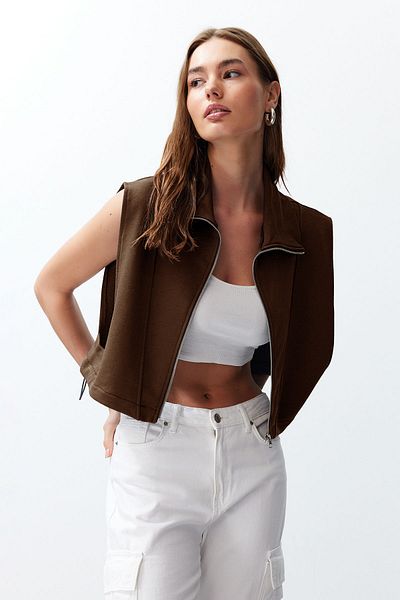 Trendyol Collection Bequeme braune Weste mit Reißverschluss – Ay-Ärmel, Stehkragen TWOSS24YE00011