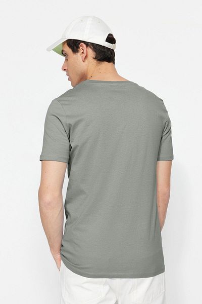 Trendyol Collection Graues Slim/Fit-T-Shirt aus 100 % Baumwolle mit Rundhalsausschnitt TMNSS19BO0001