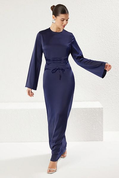 Trendyol Modest Marineblaues Brit-Abendkleid aus gewebtem Satin mit Details TCTSS25DB00001