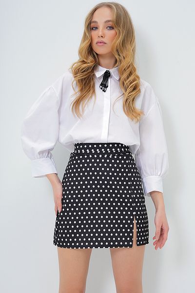 Trend Alaçatı Stili Czarna mini spódniczka w kropki z rozcięciem - ukryty zamek błyskawiczny Alc-X13606