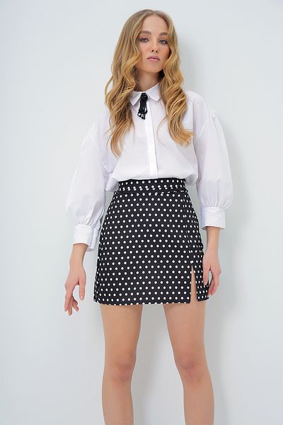 Trend Alaçatı Stili Czarna mini spódniczka w kropki z rozcięciem - ukryty zamek błyskawiczny Alc-X13606
