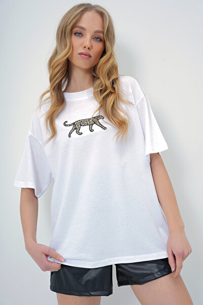 Trend Alaçatı Stili Weißes Baumwoll-T-Shirt mit Leoparden-Stickerei – Rundhalsausschnitt ALC-X13585