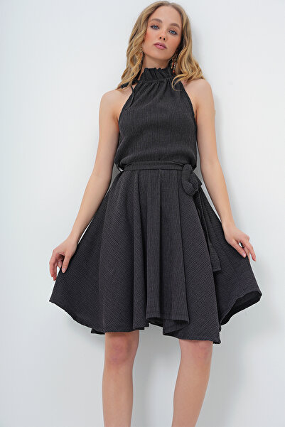 Trend Alaçatı Stili Dámské antracitové šaty s límcem se stahovací šňůrkou, podrobné proužkové šaty Alc-771-001