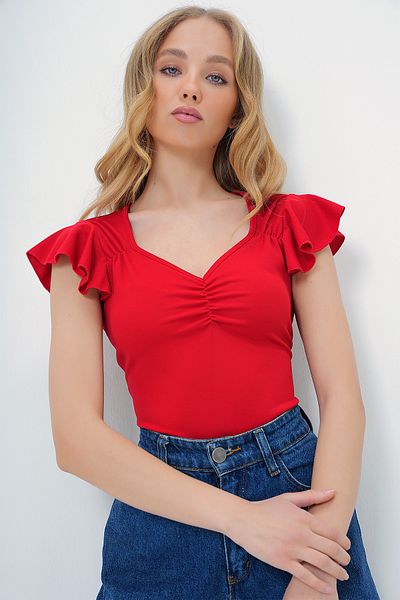 Trend Alaçatı Stili Rote gestrickte Kreppbluse – herzförmiger Ausschnitt, gerüschtes Schulterdetail und Kordelzug ALC-X13496