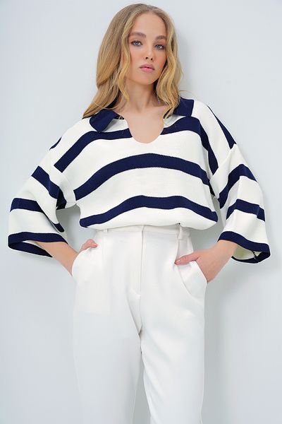 Trend Alaçatı Stili Gestreifte Strickbluse mit Polokragen – Ecru-Marineblau, halbe Ärmel, saisonal ALC-X13598