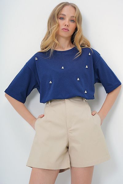 Trend Alaçatı Stili Hellblaues Damen-T-Shirt mit Rundhalsausschnitt und übergroßer Perlen- und Steinstickerei ALC-X11964