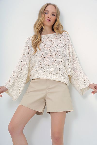 Trend Alaçatı Stili Dámská ecru lodička s výstřihem na netopýří rukáv, prolamovaná pletená halenka ALC-X13610
