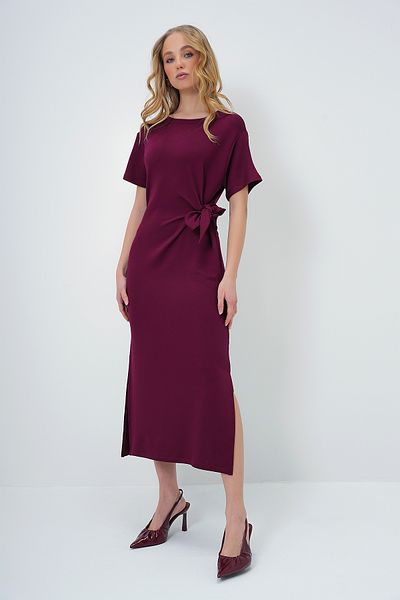 Trend Alaçatı Stili Burgunderfarbenes, kurzärmliges, gestricktes Sommerkleid mit Rundhalsausschnitt und Bindedetail – ALC-X13573