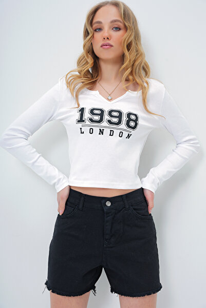 Trend Alaçatı Stili Weiße Crop-Bluse mit Schriftzug und Schlitzkragen für Damen ALC-X13588