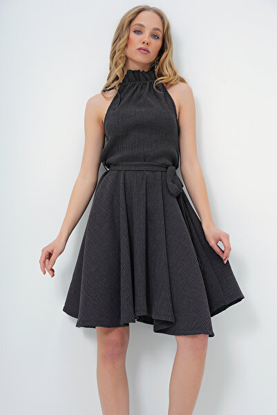Trend Alaçatı Stili Dámské antracitové šaty s límcem se stahovací šňůrkou, podrobné proužkové šaty Alc-771-001