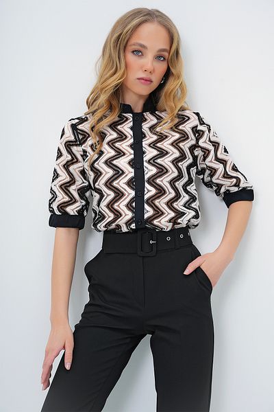 Trend Alaçatı Stili Schwarz-weißes, gewebtes, durchbrochenes, kurzärmliges Guipure-Hemd mit Stehkragen für Damen ALC-X13550