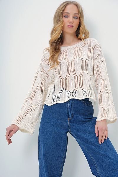 Trend Alaçatı Stili Beigefarbene, durchbrochene Sommerstrickbluse mit U-Boot-Ausschnitt und Rückenschlitz für Damen ALC-X10506