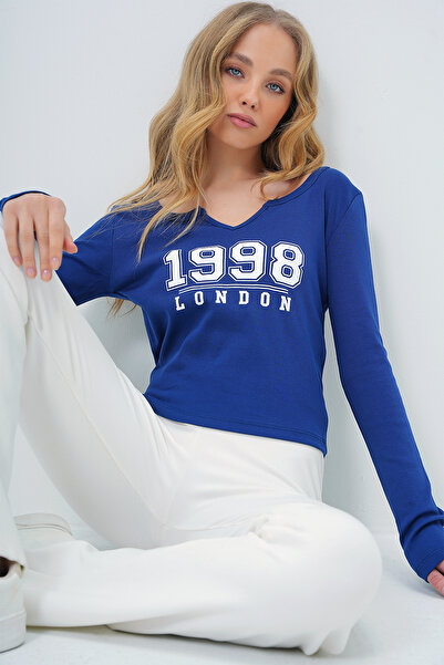 Trend Alaçatı Stili Marineblaue Crop-Bluse mit Schriftzug und Schlitzkragen für Damen ALC-X13588