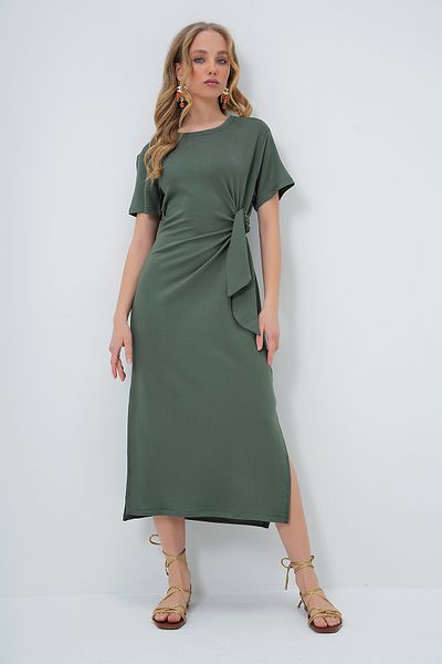 Trend Alaçatı Stili Khakifarbenes Damen-Sommerkleid mit Rundhalsausschnitt, Taillenschnürung, kurzen Ärmeln und Schlitz, ALC-X13573