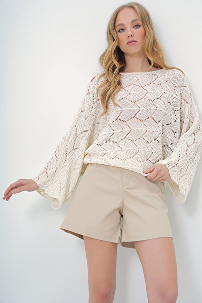 Trend Alaçatı Stili Dámská ecru lodička s výstřihem na netopýří rukáv, prolamovaná pletená halenka ALC-X13610