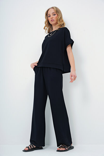 Trend Alaçatı Stili Fekete női blúz és nadrág szett - csónaknyak, hasított részletekkel és zsebekkel ALC-X13572