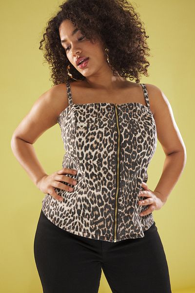 Trendyol Curve Braune Denim-Bluse mit Tiermuster in Übergröße TBBSS25AF00008