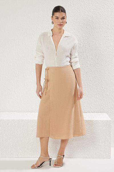 Trendyol Collection Camel Maxi-Length-Rock mit seitlicher Spitze und Leinenoptik TWOSS25ET00083