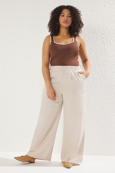 Trendyol Curve Beigefarbene, gewebte Plus-Size-Hose mit Leinen und elastischem Bund TBBSS25AR00015