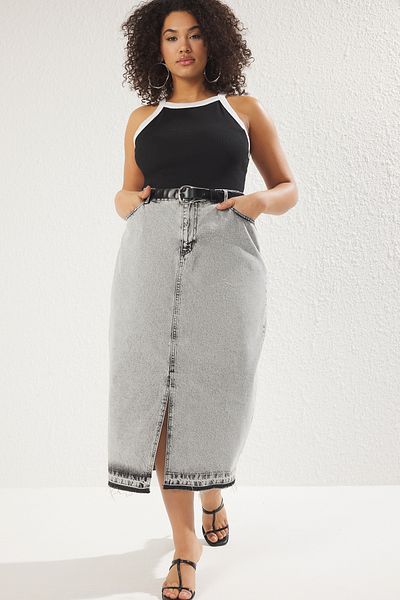 Trendyol Curve Hellgrauer Denim-Rock in Übergröße TBBSS23AZ00054