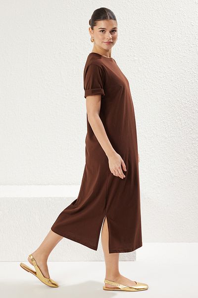 Trendyol Collection Dunkelbraunes Midi-Strick-T-Shirt-Kleid – 100 % Single-Jersey, Rundhalsausschnitt, kurze Ärmel – TWOSS25EL00465