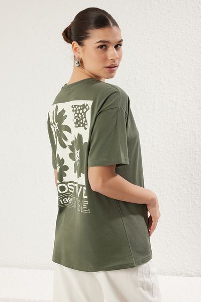 Trendyol Collection Khakifarbenes T-Shirt mit Rundhalsausschnitt und Rundhalsausschnitt auf der Rückseite – TWOSS23TS00321