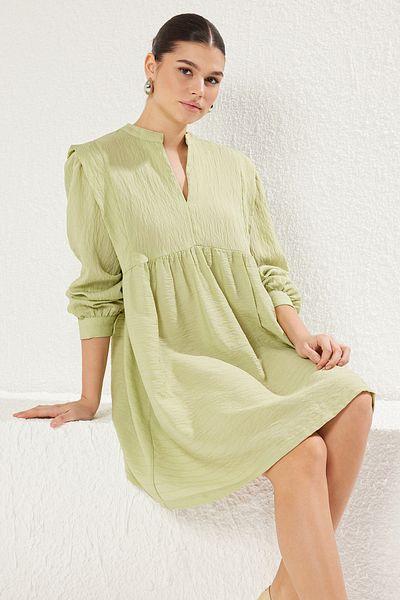 Trendyol Collection Πράσινο Μίνι υφαντό φόρεμα με λαιμόκοψη σε ίσιο χαλαρό κόψιμο TWOSS25EL00049