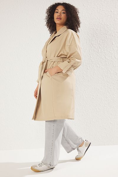 Trendyol Curve Beige langer, übergroßer Trenchcoat in Übergröße TBBSS25BM00001