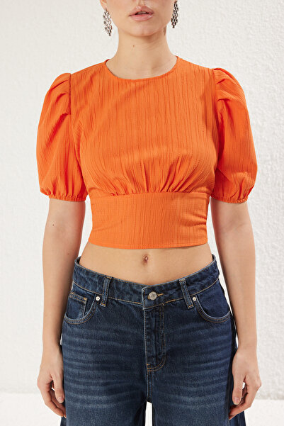 Trendyol Collection Πορτοκαλί Crop Woven Μπλούζα - Χαμηλή πλάτη και λεπτομέρεια δεσίματος TWOSS25BZ00239