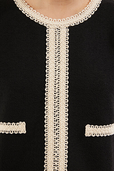 Trendyol Collection Черна трикотажна блуза от туид с блокиран цвят, обикновена/нормална кройка Twoss25Bz00018