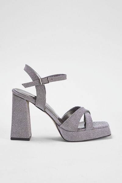 TRENDYOL SHOES Silberne Damen-Sandalen mit Knöchelriemen und glitzerndem Plateau-Absatz TAKSS25TO00022