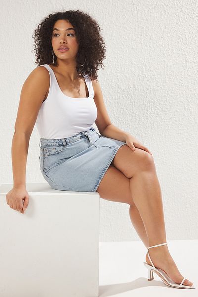 Trendyol Curve Weißer Strickbody mit quadratischem Kragen, große Größe, mit Druckknopfverschluss TBBSS25CS00002