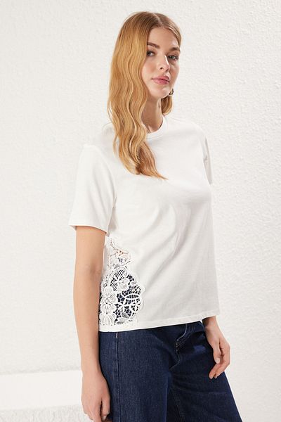Trendyol Collection Ecrufarbenes Strick-T-Shirt mit Spitzendetail – normale Passform TWOSS25TS00015