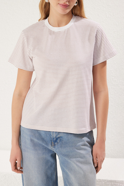 Trendyol Collection Mink Ecru ριγέ Premium Βασικό Πλεκτό T-Shirt με κανονική/κανονική εφαρμογή με λαιμόκοψη TWOSS23TS00043