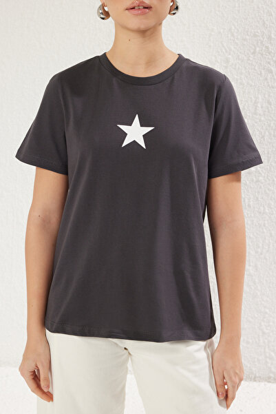 Trendyol Collection Antracitové pletené tričko s hvězdicovým potiskem – 100% bavlna, výstřih, Regular Fit TWOSS24TS00095
