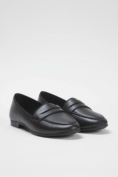 TRENDYOL SHOES Schwarze Damen-Loafer-Schuhe mit flachem Absatz und flexibler Sohle TAKSS25LA00008