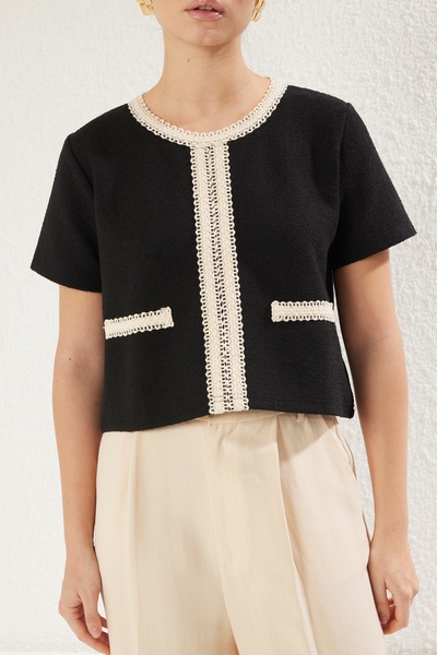 Trendyol Collection Черна трикотажна блуза от туид с блокиран цвят, обикновена/нормална кройка Twoss25Bz00018