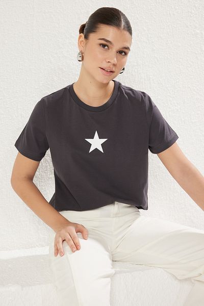 Trendyol Collection Antracitové pletené tričko s hvězdicovým potiskem – 100% bavlna, výstřih, Regular Fit TWOSS24TS00095