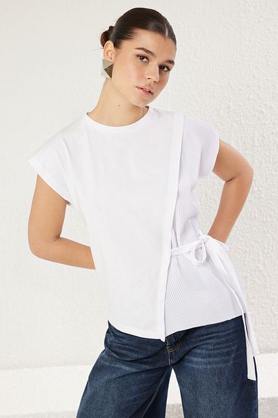 Trendyol Collection Bequeme, weiße Strickbluse mit Falten und Bindedetail – TWOSS25BZ00094