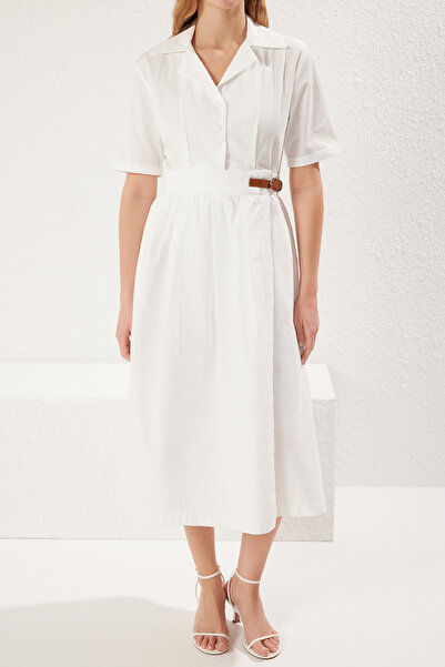 Trendyol Collection Bílé šaty s popelínovou podšívkou ve tvaru A a páskem TWOSS25EL00060