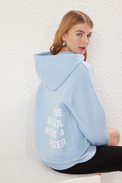 Trendyol Collection Světle modrá Silná vnitřní fleecová mikina s potiskem Oversize/Wide Fit Pletená mikina Twoaw23Sw00904