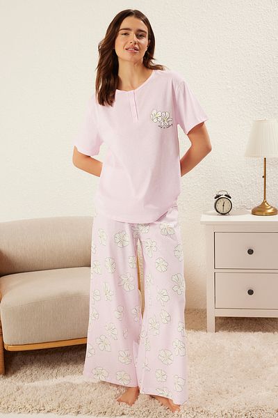Trendyol Collection Lilafarbenes, gestricktes Pyjama-Set aus 100 % Baumwolle mit Blumenmuster – Knopfleiste, THMSS25PT00179