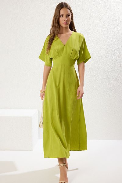 Trendyol Collection Πράσινο μάξι φόρεμα με λαιμόκοψη με λαιμόκοψη - γραμμή Α, λεπτομέρεια κορσάζ TWOSS24EL00620