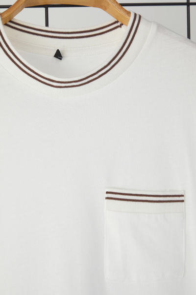 Trendyol Collection Εκρού κανονική/κανονική εφαρμογή Τσέπη και λεπτομέρεια πλεκτής ταινίας 100% βαμβακερό βασικό μπλουζάκι TMNSS25TS00035