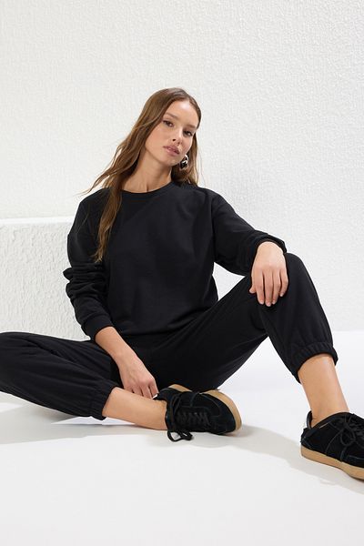 Trendyol Collection Χοντρό σετ φόρμας με μαύρη πλεκτή λαιμόκοψη - Regular Fit TWOSS25EM00001