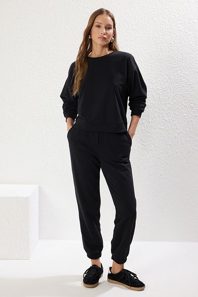 Trendyol Collection Χοντρό σετ φόρμας με μαύρη πλεκτή λαιμόκοψη - Regular Fit TWOSS25EM00001
