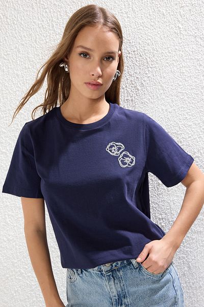 Trendyol Collection 100% pamut sötétkék virágos hímzéses póló - normál szabású TWOSS25TS00042
