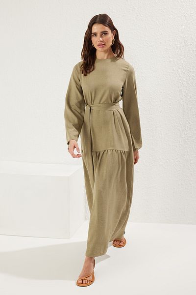 Trendyol Modest Khakifarbenes, gewebtes Kleid im Leinen-Look mit Gürtel TCTSS25EB00059